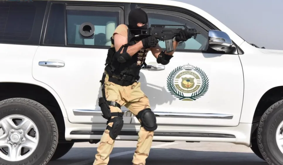 إلقاء القبض على خمسة أفراد بتهمة ترويج المخدرات في المدينة المنورة وتبوك إلقاء القبض على خمسة أفراد بتهمة ترويج المخدرات في المدينة المنورة وتبوك