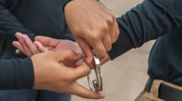 إلقاء القبض على شبكة سرقة كابلات الكهرباء في منطقة قيد الإنشاء بالسلام