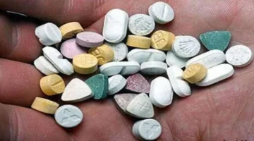 إلقاء القبض على شخص بتهمة التجارة في حبوب المخدرات في الوراق