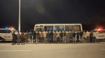 إلقاء القبض على مقيم كان ينقل 22 وافدًا حاملًا لتأشيرات دون تصريح حج.
