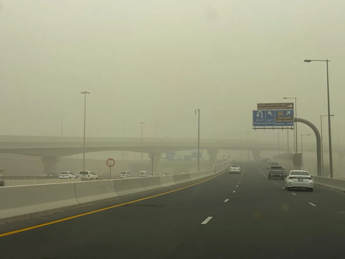 إلى متى تستمر موجة الغبار في قطر؟.. متنبئ جوي يجيب ويوضح فرص هطول الأمطار
