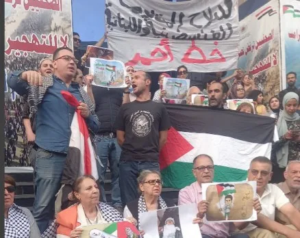 “إلى من أنفقوا الملايين.. أطفال غزة قضوا جوعى” .. “ألف تحية من القاهرة لليمن العروبية” .. مظاهرة أمام نقابة الصحفيين في وسط القاهرة ضد الحرب وحصار غزة. “إلى من أنفقوا الملايين.. أطفال غزة قضوا جوعى” .. “ألف تحية من القاهرة لليمن العروبية” .. مظاهرة أمام نقابة الصحفيين في وسط القاهرة ضد الحرب وحصار غزة.