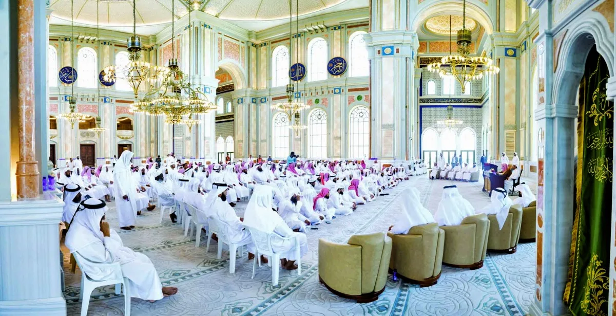 إمام الحرم المكي يشارك تجربته مع أئمة قطر