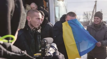 إنطلاق أكبر عملية لتبادل الأسرى بين روسيا وأوكرانيا دون التوصل لاتفاق لوقف إطلاق النار في ظل تصاعد المعارك والقصف المتبادل.