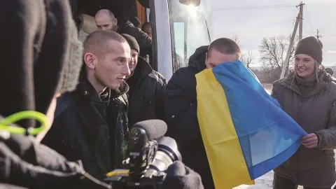 إنطلاق أكبر عملية لتبادل الأسرى بين روسيا وأوكرانيا دون التوصل لاتفاق لوقف إطلاق النار في ظل تصاعد المعارك والقصف المتبادل. إنطلاق أكبر عملية لتبادل الأسرى بين روسيا وأوكرانيا دون التوصل لاتفاق لوقف إطلاق النار في ظل تصاعد المعارك والقصف المتبادل.