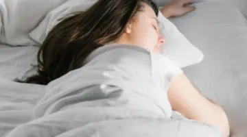 إيجابيات النوم على الجانب: كيف يعزز صحتك ويخفف من آلامك؟