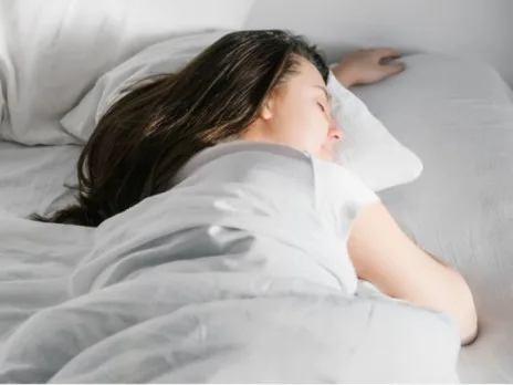 إيجابيات النوم على الجانب: كيف يعزز صحتك ويخفف من آلامك؟ إيجابيات النوم على الجانب: كيف يعزز صحتك ويخفف من آلامك؟