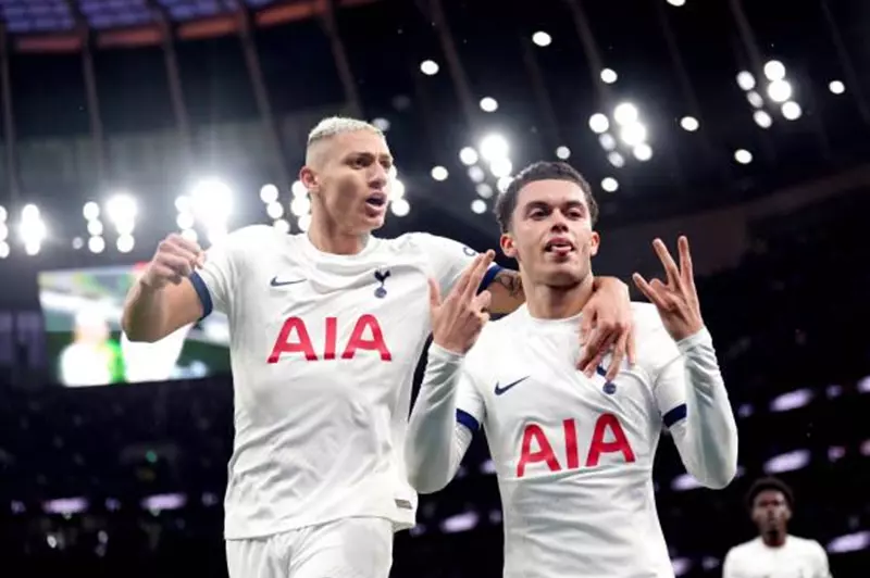 إيفرتون يسعى لاستعادة ريتشارليسون في الصيف