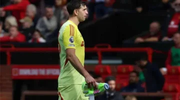 إيميليانو مارتينيز ووكيله يثيران الجدل حول احتمال انتقالهما إلى برشلونة