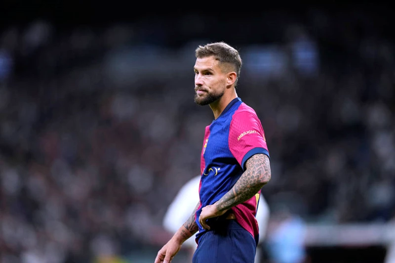 مارتينيز لاعب برشلونة ينفي قيامه بالبصق على أتشيربي