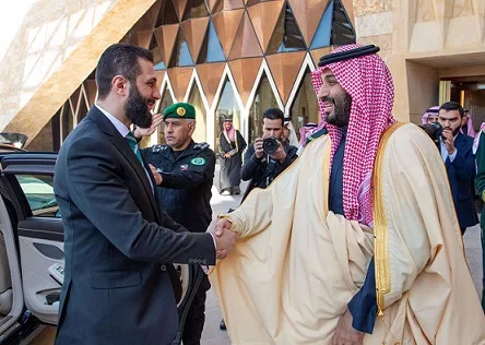 ابن سلمان يؤكد للشرع التزام السعودية بدعم أمن سوريا وتشجيع الحلول السياسية لاستقرار البلاد والأخير يُعرب عن تقديره للدعم السعودي