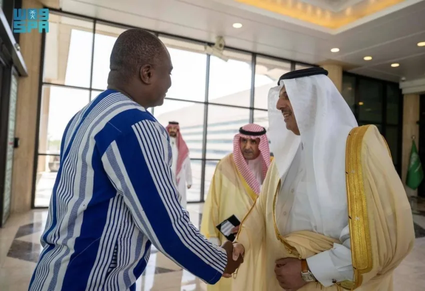 ابن عيّاف يناقش القضايا المشتركة مع وزير الأمن في بوركينا فاسو ابن عيّاف يناقش القضايا المشتركة مع وزير الأمن في بوركينا فاسو