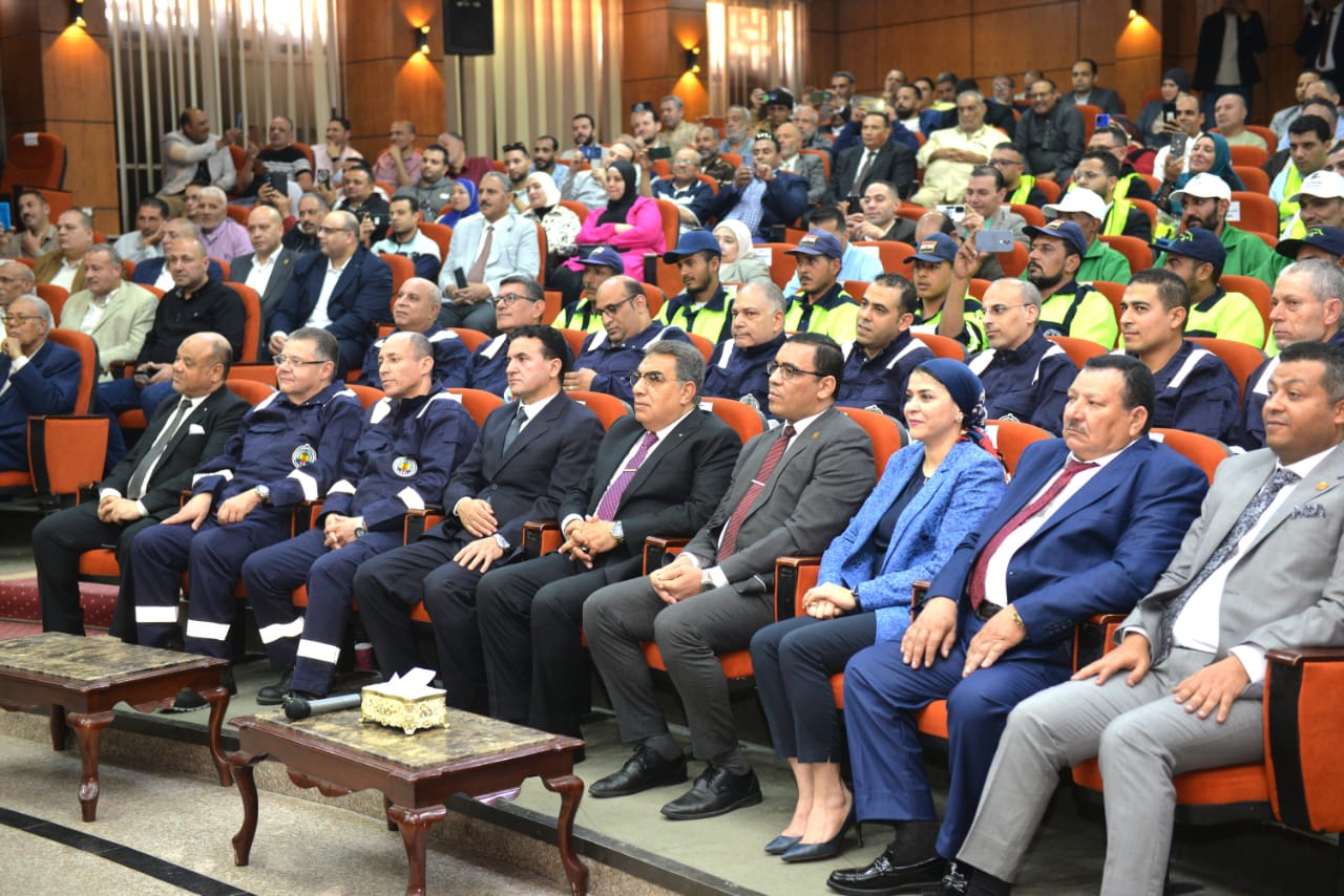 اتحاد العمال يكرم محافظ الدقهلية