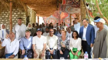 محافظ قنا ومساعد وزير التنمية المحلية وفريق من البنك الدولي يزورون مشروع النباتات الطبية والعطرية في قفط