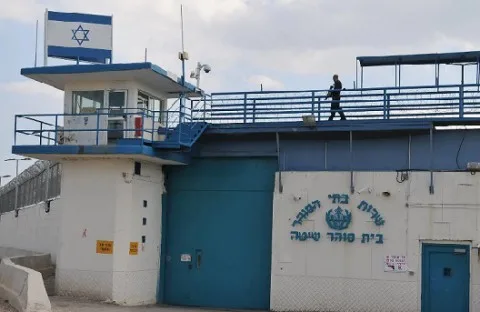 اتهام فلسطيني لإسرائيل بمحاولة إنهاء حياة قادة الحركة الأسيرة في السجون اتهام فلسطيني لإسرائيل بمحاولة إنهاء حياة قادة الحركة الأسيرة في السجون