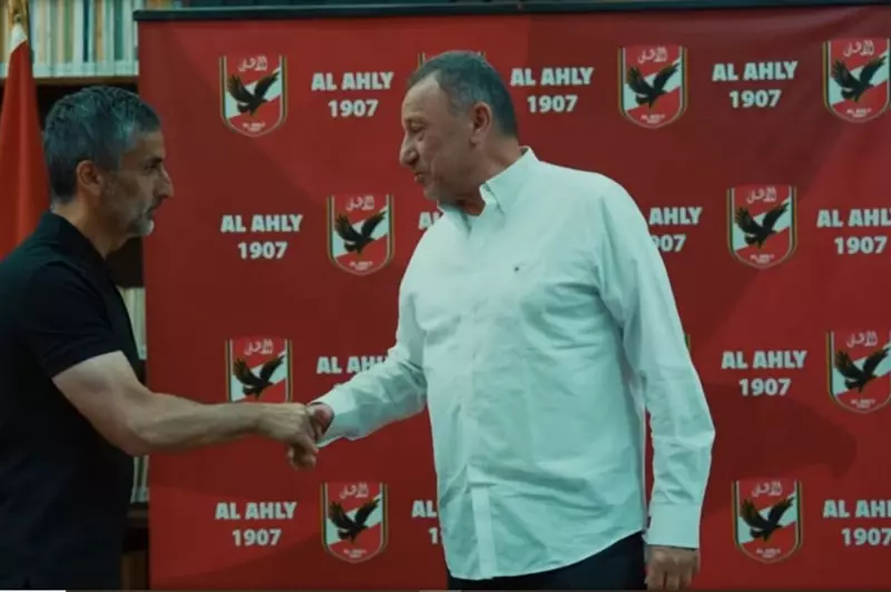 اجتماع مع الخطيب وجولة في التتش: الظهور الأول لريبييرو مع الأهلي (فيديو وصور)