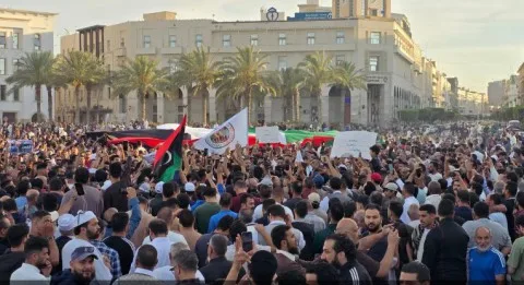 احتجاجات مستمرة لليوم الثاني تطالب بإسقاط رئيس الحكومة الليبية احتجاجات مستمرة لليوم الثاني تطالب بإسقاط رئيس الحكومة الليبية