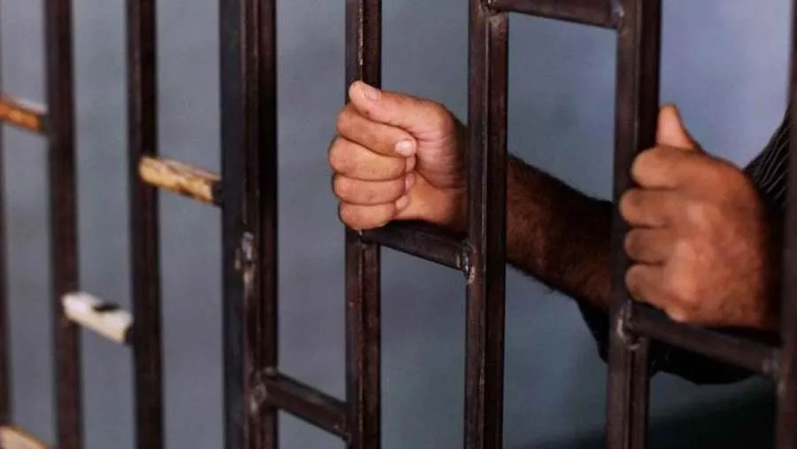 احتجاز متهم بسبب إعادة نشر فيديو يهدد السلم والأمن العام احتجاز متهم بسبب إعادة نشر فيديو يهدد السلم والأمن العام