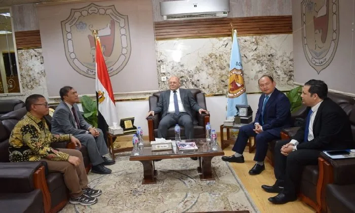 احتفالاً باليوم الثقافي الإندونيسي.. رئيس جامعة سوهاج يستقبل نائب سفير دولة إندونيسيا احتفالاً باليوم الثقافي الإندونيسي.. رئيس جامعة سوهاج يستقبل نائب سفير دولة إندونيسيا