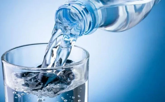 احذر! شرب الماء بهذه الطريقة قد يؤدي إلى التسمم