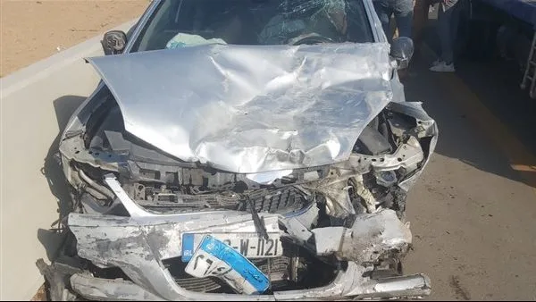 اختلال في عجلة القيادة يؤدي إلى اصطدام سيارة برصيف محور 26 يوليو اختلال في عجلة القيادة يؤدي إلى اصطدام سيارة برصيف محور 26 يوليو