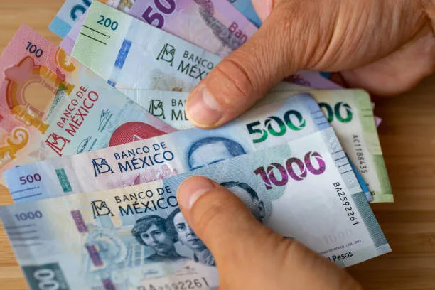 ارتفاع البيزو المكسيكي مستمراً بفعل ضعف الدولار الأمريكي رغم التحديات المحلية ارتفاع البيزو المكسيكي مستمراً بفعل ضعف الدولار الأمريكي رغم التحديات المحلية