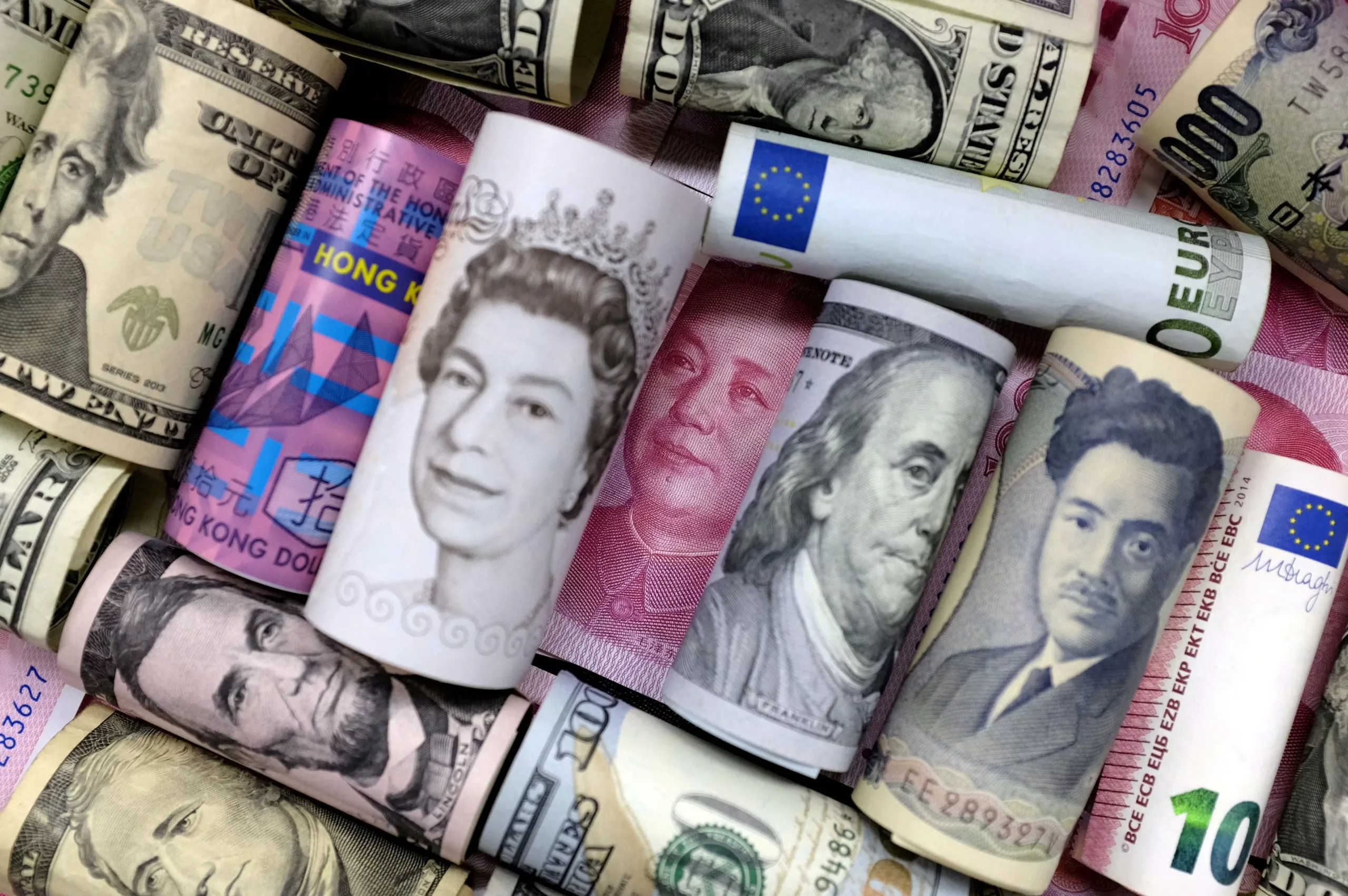 ارتفاع التقلبات في سوق العملات في ظل تراجع قوة الدولار