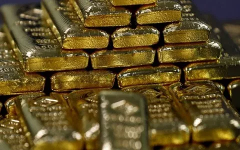 ارتفاع الذهب لأعلى مستوى في أسبوعين مدفوعاً بمخاوف الأسواق وزيادة الإقبال على الملاذات الآمنة