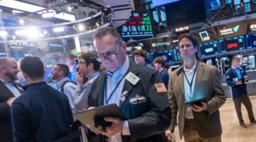 ارتفاع داو جونز وإس آند بي بفضل انتعاش اللحظات الأخيرة
