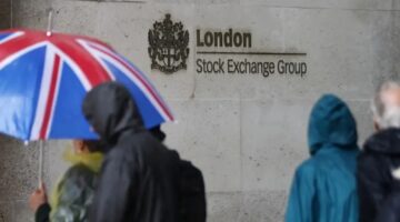 ارتفاعُ البورصة البريطانية عند الإغلاق والاسترليني ينخفض أمام الدولار واليورو