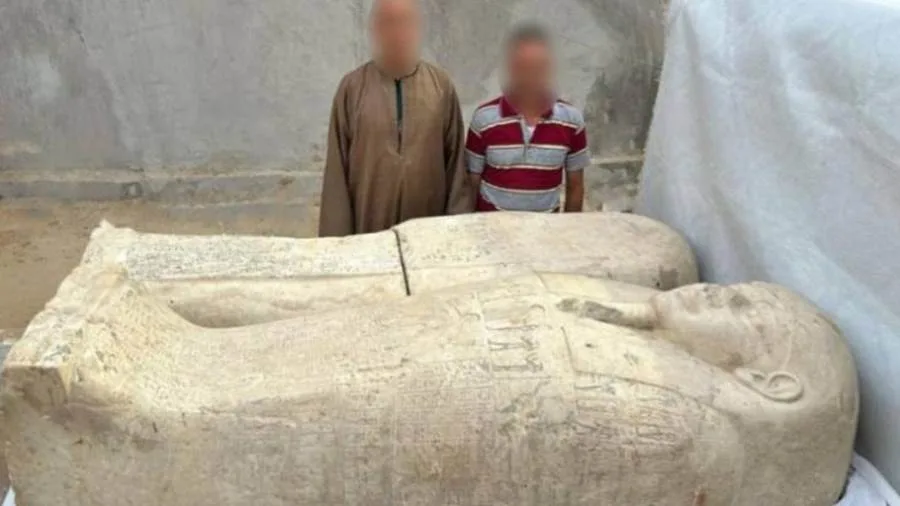 استرداد تابوت أثري بحوزة شخصين في سوهاج كانا يعتزمان بيعه.