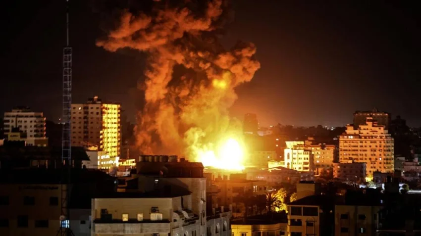 استشهاد 16 فلسطينيًا جراء غارات الاحتلال الإسرائيلي على منزل ومركز إيواء في شمال ووسط قطاع غزة.