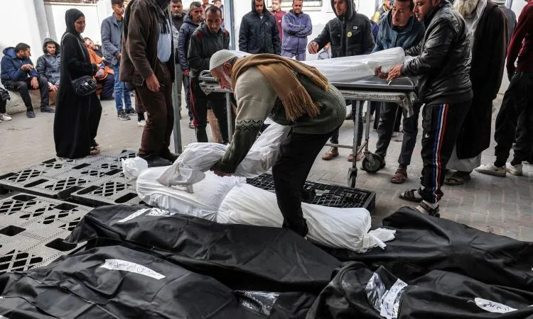 استشهاد 17 شخصاً وإصابة آخرين جراء غارة إسرائيلية في قطاع غزة. استشهاد 17 شخصاً وإصابة آخرين جراء غارة إسرائيلية في قطاع غزة.