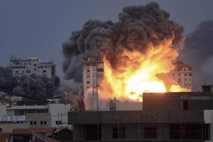 استشهاد 19 فلسطينيًا جراء غارات القوات الإسرائيلية على شمال وجنوب قطاع غزة استشهاد 19 فلسطينيًا جراء غارات القوات الإسرائيلية على شمال وجنوب قطاع غزة