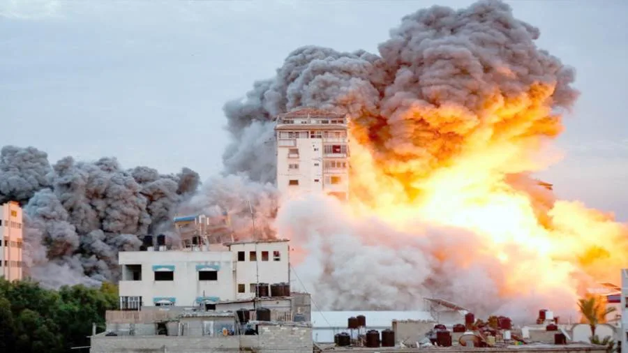 استشهاد (25) فلسطينيًّا بينهم صحفيان في قصف الاحتلال الإسرائيلي غرب مدينة غزة