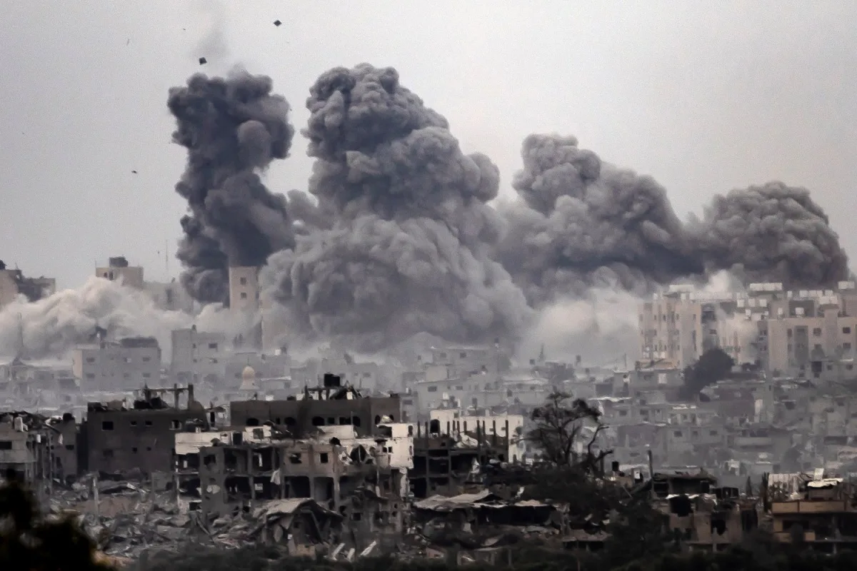 استشهاد 41 فلسطينيا في مجزرة إسرائيلية بسوق شعبية وغارات متفرقة على قطاع غزة