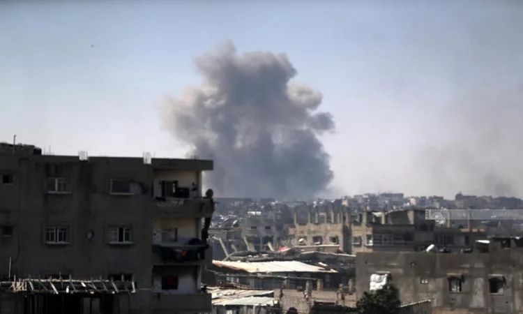 استشهاد 5 فلسطينيين في قصف إسرائيلي يستهدف منازل وخيام نازحين وسط وجنوب غزة