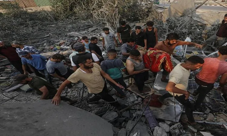 استشهاد عدد من الفلسطينيين في قصف إسرائيلي على خيمة للنازحين في وسط غزة