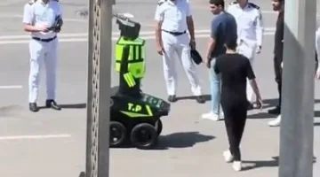 استعدادًا لإطلاقه في الشوارع.. إليك تجربة أول روبوت مروري ذكي