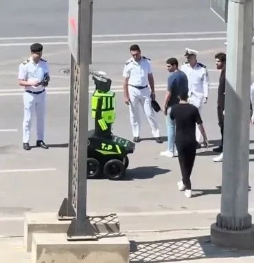 استعدادًا لإطلاقه في الشوارع.. إليك تجربة أول روبوت مروري ذكي