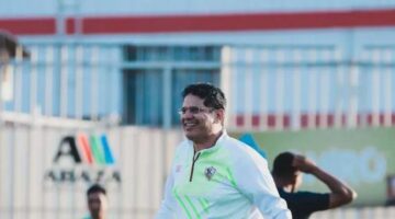 استعدادًا لمواجهة فاركو… الرمادي يقدم محاضرة فنية للاعبي الزمالك خلال تمرين اليوم.