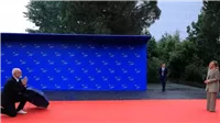 استقبال رومانسي: رئيس وزراء ألبانيا يرحب بميلوني جاثياً على ركبته