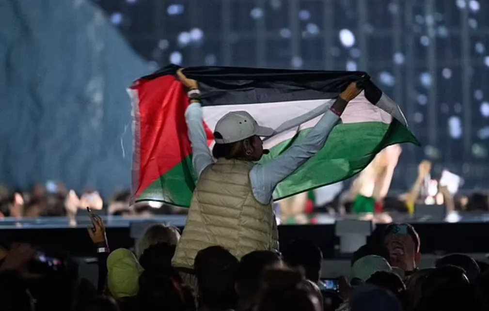 استقبلتها بـ “الرايات الفلسطينية”: إحراج فنانة إسرائيلية في يوروفيجن 2025 استقبلتها بـ “الرايات الفلسطينية”: إحراج فنانة إسرائيلية في يوروفيجن 2025