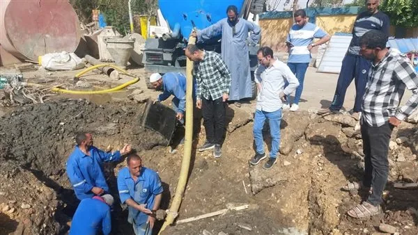 استمرار أعمال إصلاح كسر بخط المياه الرئيسي بمنطقة الشاملة ببني سويف