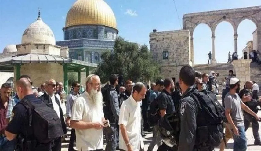 مستعمرون يقتحمون المسجد الأقصى المبارك بحماية شرطة الاحتلال