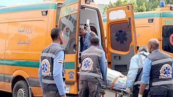 وفاة شخص وإصابة 33 آخرين في انقلاب سيارة نقل بأسيوط
