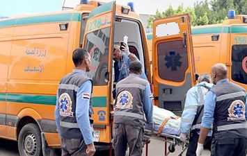 وفاة شخص وإصابة 33 آخرين في انقلاب سيارة نقل بأسيوط