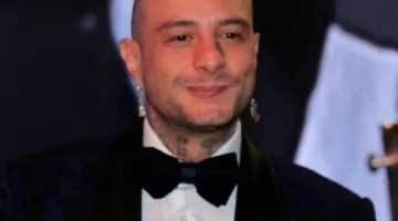 “اصمت أيها غير المتفهم” .. أحمد الفيشاوي يرد بقوة على منتقدي ارتداءه الحلق ويخلق جدلاً كبيرًا.