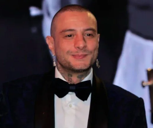“اصمت أيها غير المتفهم” .. أحمد الفيشاوي يرد بقوة على منتقدي ارتداءه الحلق ويخلق جدلاً كبيرًا. “اصمت أيها غير المتفهم” .. أحمد الفيشاوي يرد بقوة على منتقدي ارتداءه الحلق ويخلق جدلاً كبيرًا.