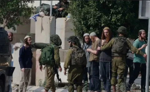 اعتداءات المستوطنين تضطر سكان تجمع فلسطيني في الضفة الغربية للرحيل اعتداءات المستوطنين تضطر سكان تجمع فلسطيني في الضفة الغربية للرحيل